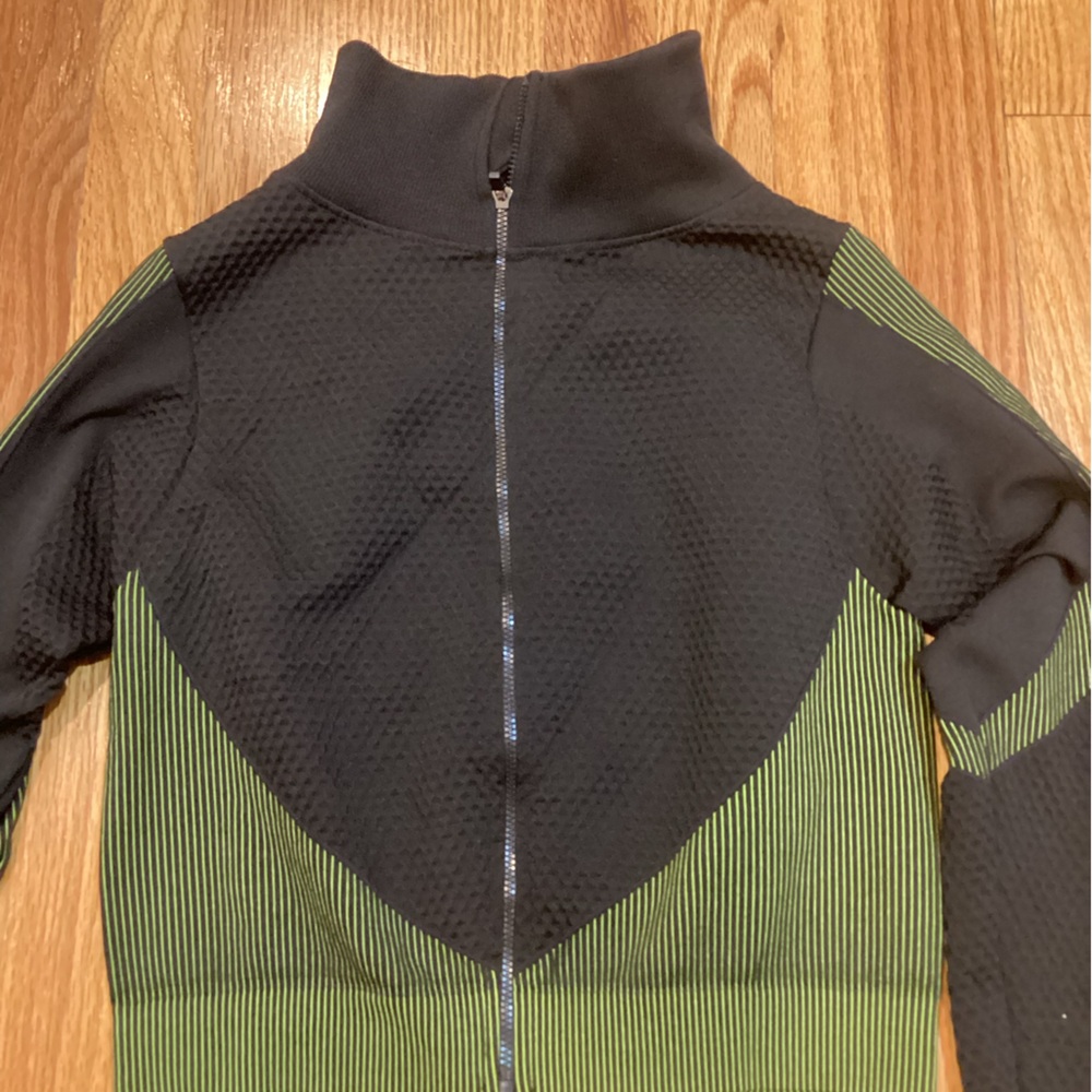 Stylish Black and Green Cropped Jacket and leggings - Picture 4 of 8